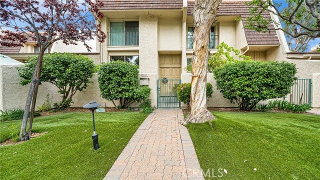 22247 Erwin St, Woodland Hills (los Angeles), CA, 91367 Townhouse. Photo 23 of 28