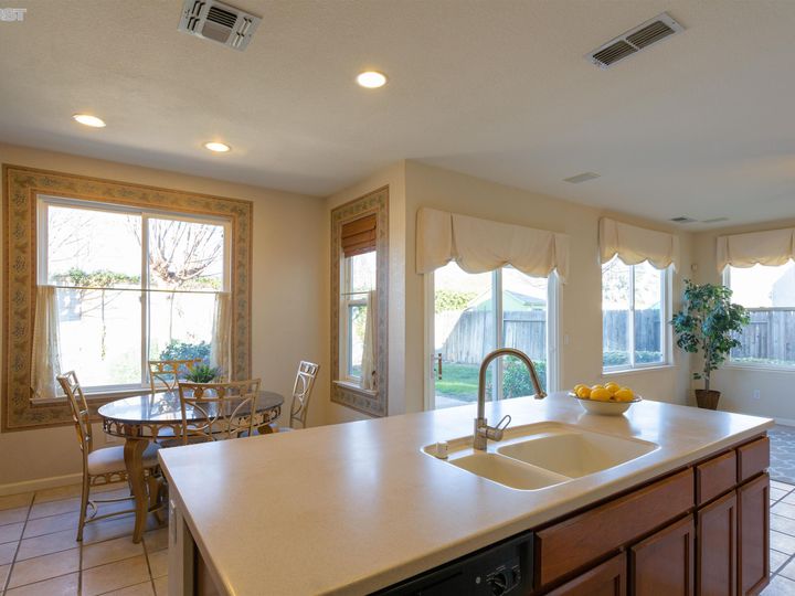 2321 Alexis Ln, Tracy, CA | Central Tracy. Photo 15 of 45