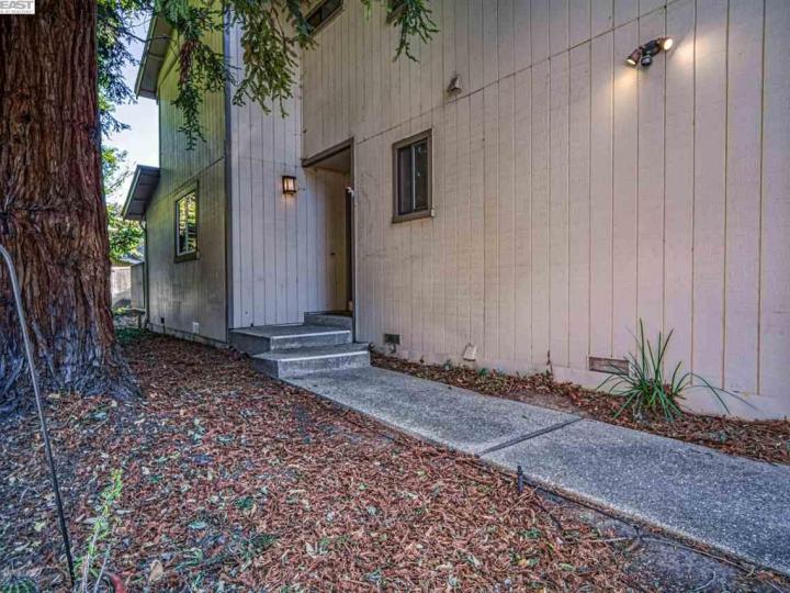 24034 Marchand Ct, Hayward, CA, 94541 Townhouse. Photo 2 of 32