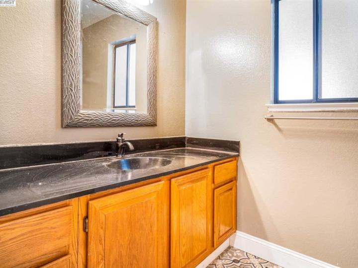 24034 Marchand Ct, Hayward, CA, 94541 Townhouse. Photo 11 of 32