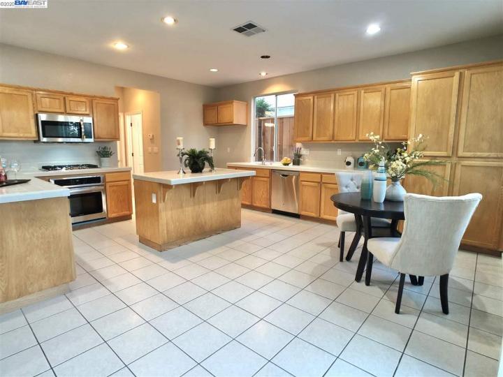 25768 Durrwood Ct, Castro Valley, CA | 5 Canyons. Photo 15 of 33