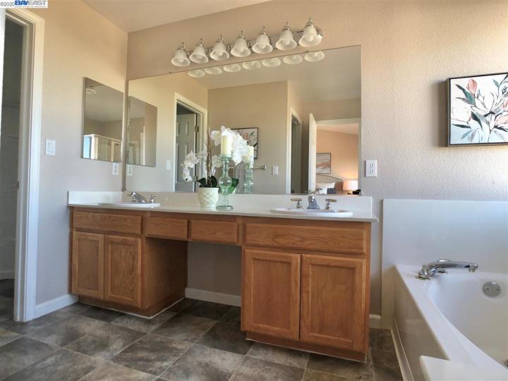 25768 Durrwood Ct, Castro Valley, CA | 5 Canyons. Photo 23 of 33
