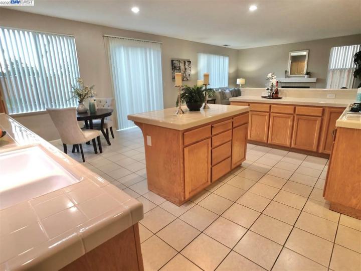 25768 Durrwood Ct, Castro Valley, CA | 5 Canyons. Photo 10 of 33