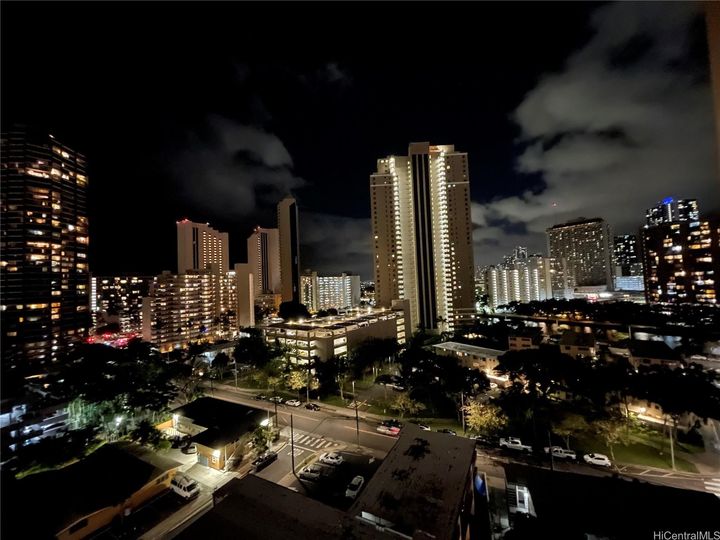 Chateau Waikiki condo #1408. Photo 10 of 17