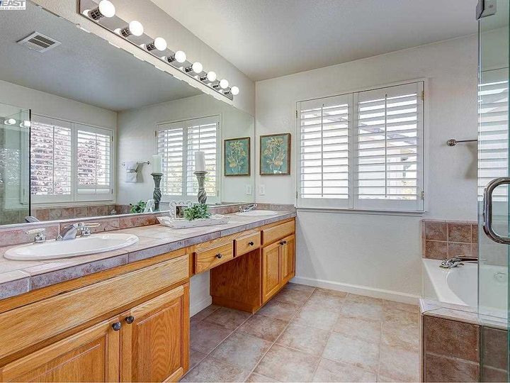 5306 Fairweather Ct, Castro Valley, CA | 5 Canyons. Photo 28 of 40