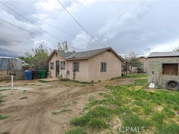 413 Crawford St Bakersfield CA Multi-family home. Photo 2 of 21