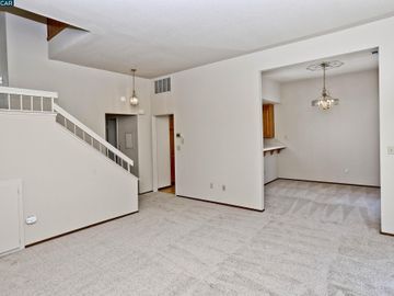 5276 Pebble Glen Dr, Concord, CA, 94521 Townhouse. Photo 5 of 28
